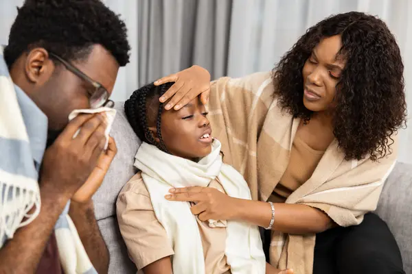 Cuidar Los Padres Afroamericanos Confortar Los Niños Enfermos Hogar Familia Imagen De Stock