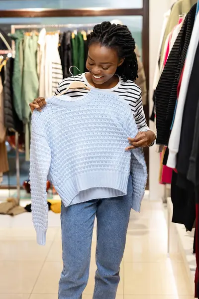 Счастливая Женщина Покупает Зимнюю Одежду Бутике Молодая Афроамериканка Выбирает Светло Стоковая Картинка
