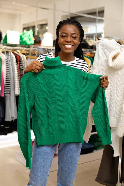 Happy Young Woman Shopping Winter Wear Modebutik Med Grøn Sweater Royaltyfrie stock-fotos