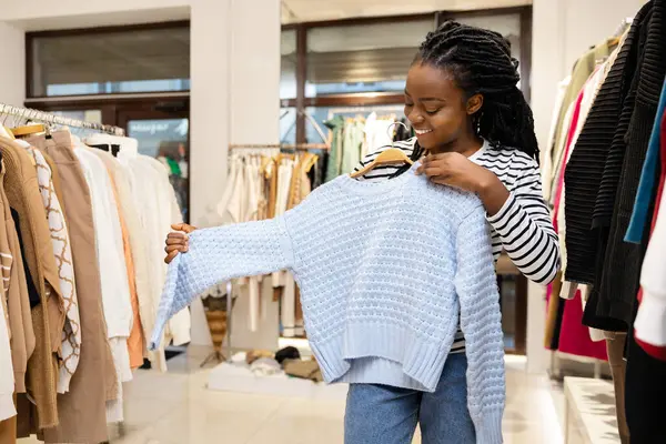 Unge Kvinde Shopping Tøj Kunde Boutique Valg Sweater Mode Store Royaltyfrie stock-fotos