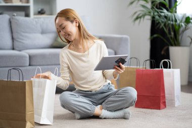 Mutlu Kadın İnternetten Alışveriş, Tablet ve Çantalarla E-Ticaretin Tadını Çıkartıyor, Günlük Yaşam Tarzı, Rahatlık ve E-Alışveriş Konsepti