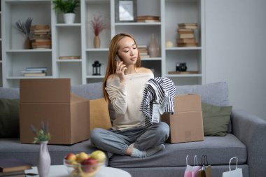 Genç bir kadın boks yaparken evde buldukları, telefonda konuşurken neşe ve memnuniyetini ifade eden, kapalı mekanda moda olan