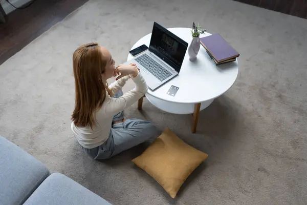 Wanita Muda Yang Menikmati Waktu Luang Ketika Menjelajah Laptop Home Stok Foto
