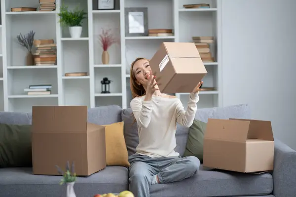 Mladá Žena Užívá Pohyblivý Den Doma Sedí Gauči Kartónovými Krabicemi Stock Obrázky