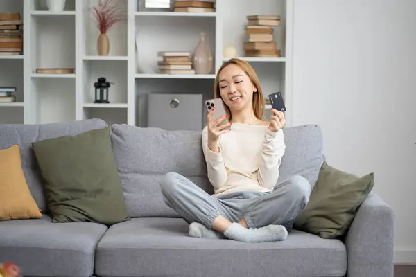 Happy Young Woman Pomocí Kreditní Karty Usmívající Jak Rozhodne Pro Stock Snímky