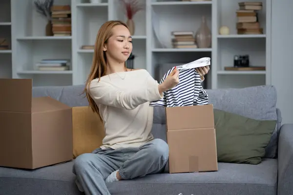 Mladá Žena Vybaluje Krabice Novém Bytě Dívá Oblečení Uspokojením Ideální Stock Fotografie