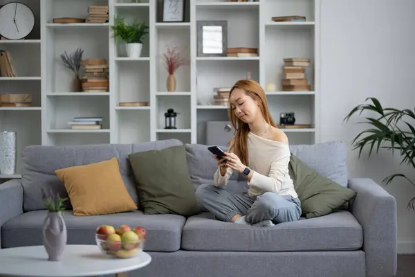 Femeie Tânără Relaxare Canapea Folosind Smartphone Camera Modernă Acasă Confortabilă Imagini stoc fără drepturi de autor