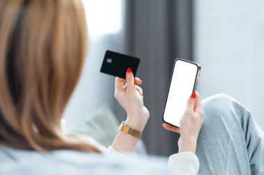 Çevrimiçi Alışveriş Deneyimi: Kadın Kredi Kartı ve Akıllı Telefon, Modern Ev Ayarlarında E-Ticaret İşlemine Odaklandı