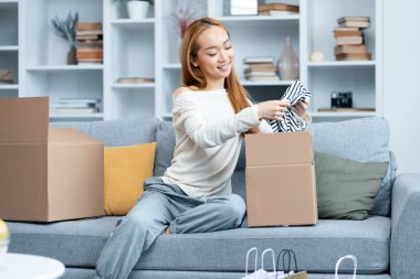 Konforlu Oturma Odası, Heyecan ve Memnuniyet 'teki Mutlu Kadın Kutuları Yeni Daire' de Yerleştirme ve Yerleştirme Konsepti, Ev Dekorasyonu