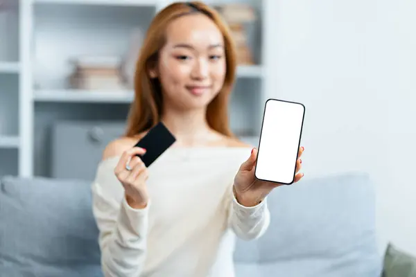Junge Frau Zeigt Handy Und Kreditkarte Lächelt Selbstbewusst Einem Modernen Stockbild
