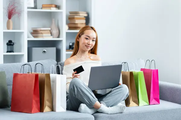Happy Young Woman Online Winkelen Met Laptop Creditcard Omgeven Door Stockfoto