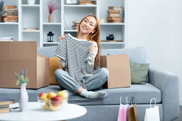 Happy Woman Uitpakken Kleding Woonkamer Nieuw Home Unboxing Comfortabel Modern Stockfoto