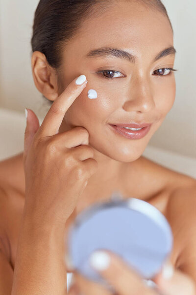Женщина Применение крем для лица, кожа, косметика рутина, здоровая кожа, лучевой комплекс, гладкая текстура, момент самообслуживания