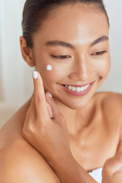 Крем для лица, улыбка, концепция кожи, расслабленное выражение лица, крупный план, ежедневная программа красоты, здоровое сияние кожи