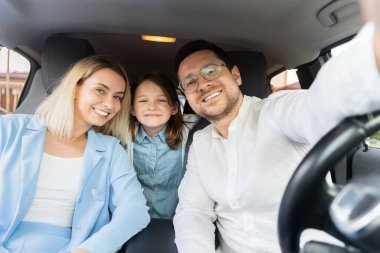 Mutlu Aile Arabada Selfie Çekiyor