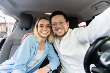 Mutlu çift arabada selfie çekiyor, yolculuk macerası