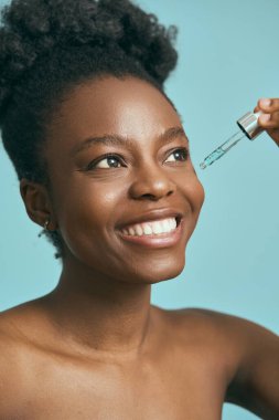 Serumu Düşüren Kadın, Cilt Rutinini ve Sağlıklı Cildi Vurgulayan Kadın