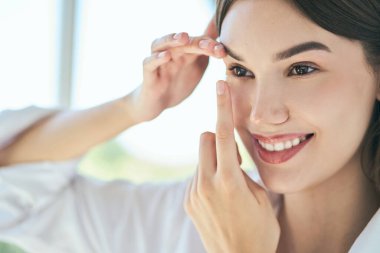 Kontakt lens kullanan, gülümseyen, yakın plan, doğal güzellik