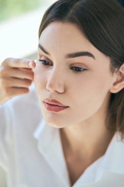 Göz bakımı için Kontakt Mercek Uygulayan Kadın