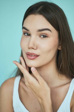 Göz Bakımı, Görüş Düzeltme. Göz 'ün yanında kontak lens tutan genç bir kadın. Temas lenslerini takmaya hazırlanan mükemmel derili güzel bir kadının yakın çekimi. Güzellik Konsepti.