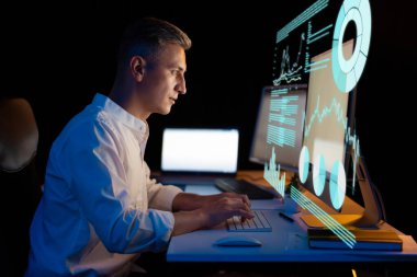 Gelişmiş Teknoloji ile Modern Ofis 'te Veri Analizi ve Bilgisayar Programı üzerine Odaklanmış Profesyonel Çalışmalar