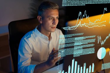 Şeffaf Ekran, Odaklanmış Adam Finansal Grafikler, Grafikler ve Diyagramlar Üzerine Mesleki Analiz Verileri. Yüksek Teknoloji Ofisi Ortamı, Gece Çalışması, Yenilik ve Teknoloji.