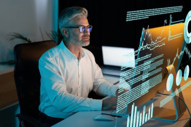 Modern Ofiste Geleceğin Dijital Ekranı, İnovasyon, Teknoloji ve İş Kavrayışı Üzerine Odaklanmış Profesyonel Analiz Verileri