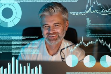 Gülümseyen İşadamı Dijital Ekrandaki Verileri Analiz Ediyor. İmaj, kurumsal stratejiye ve başarılı iş analizine güveni gösteriyor. Teknoloji, Analiz ve Finansal Büyüme Konseptleri