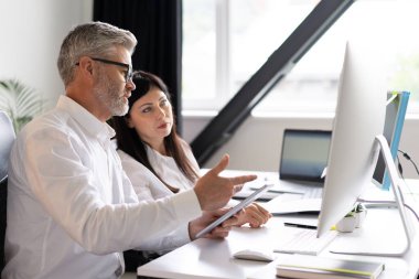 Modern Ofis Ortamı Projesinde İşbirliği Yapan İş Ortakları Etkili Takım Çalışması ve Karar Vermek İçin Bilgisayar Ekranı Verilerini Tartışıyor