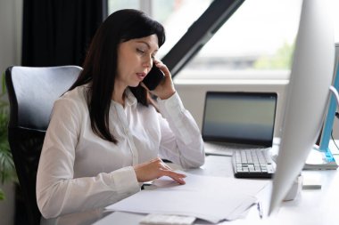 Modern Ofis 'te nöbetçi iş kadını.