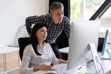 Ofisteki Bilgisayar Projesinde İşbirliği Yapan İş Arkadaşları