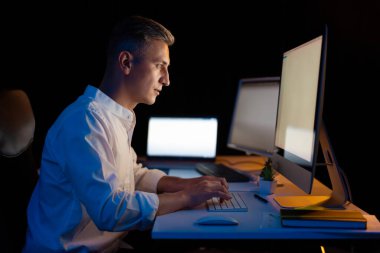 Karanlık Ofiste Bilgisayara Odaklanmış Adam Geç Saatlere Kadar Çalışıyor