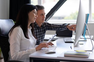 Çalışma İstasyonunda İşbirliği yapan, Fikir ve Çözümleri Tartışan, Modern Ofis Ortamı 'nda Takım Çalışmasını ve Üretkenliği Destekleyen İşbirlikleri
