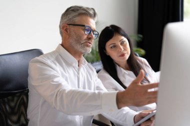 Modern Ofiste İşbirliği yapan, Bilgisayar Ekranı Üzerine Proje, Odaklanmış Takım Çalışması, İş Buluşması, İş Buluşması, Strateji ve Planlama Konsepti, Danışmanlık.
