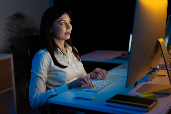 Focused Woman Working Late Office Computer Concentrating Important Task Dimly Royalty Free Stock Images