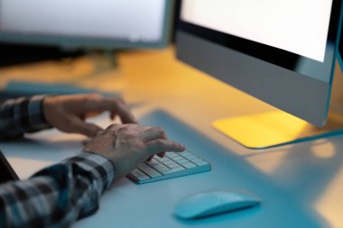 Klavyede Yazan Klavye Düşük Işık Çalışma Alanı, Masaüstü Bilgisayar, Akşam Çalışma Ortamı, Odaklanma, Teknoloji, Ofis Ayarları, Samimi Ambians, Üretim