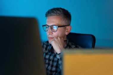 Bilgisayar, Ofis Ortamı, Mavi Arkaplan, Konsantrasyon, Profesyonel Ayarlama, Modern Çalışma Alanı, Teknoloji, Uzaktan Çalışma, Üretim, Entelektüel Çaba.