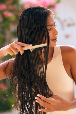 Saç Bakımı Rutini: Islak Saçla Savaşan Kadın, Doğal Güzelliği Kucaklayan Kadın. Sağlıklı Saç Kavramı, ÖzBakım, Rahatlama, Refah, Güneş Işığı Bahçesi Ayarları.