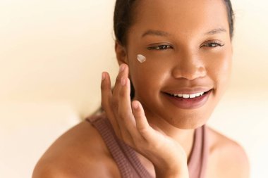 Cilt bakımı. Cilt kremi süren, Doğal Güzellik ve Sağlıklı Işıltı 'yı vurgulayan bir kadın. Cilt bakımı, cilt bakımı, hafif ışıklandırma için idealdir..