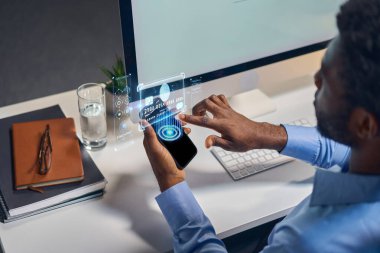 Modern Ofis Ayarlarında Geleceğin Dokunmatik Telefon Arayüzü Kullanan Adam