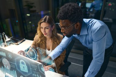 Güvenlik ve Yenilik Vurgusu ile Dijital Veri Analizi İşbirliği Yapan Profesyoneller