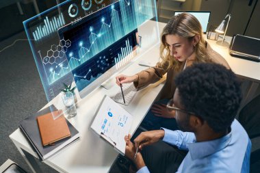 Modern Çalışma Alanında Gelişmiş Veri Analizi ve Grafik Araçları Kullanarak İşbirliği Yapan Profesyoneller