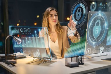 Profesyonel Kadın Siber Güvenlik Analisti Holografik Ekranlardaki Fütürist Dijital Verilerle Etkileşiyor