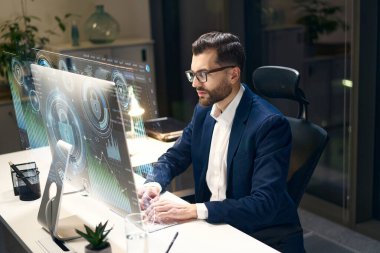 Gelişmiş Bilgisayar Arayüzü üzerinde çalışan Profesyonel Adam Siber Güvenlik ve Teknoloji Konseptlerini aydınlatıyor