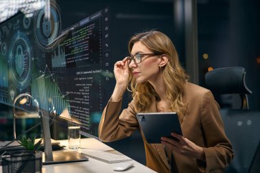 Yüksek teknolojili dijital arayüzdeki Siber Güvenlik Verilerini Analiz eden Profesyonel Kadın