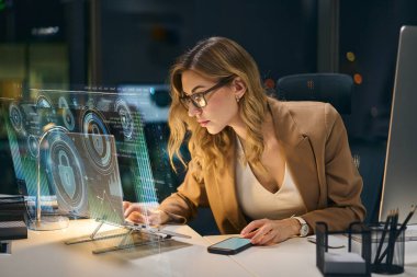 Modern ofis ortamındaki Veri Arayüzleri Analiz Uzmanı Geleceğin Siber Güvenlik Uzmanı