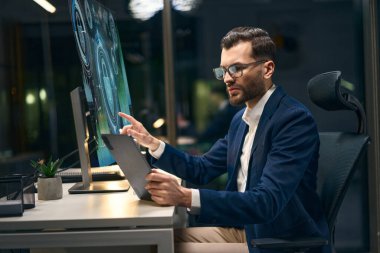 Modern Ofis Çalışma Alanındaki Bilgisayar Ekranındaki Dijital Verileri Profesyonel Analiz Etme