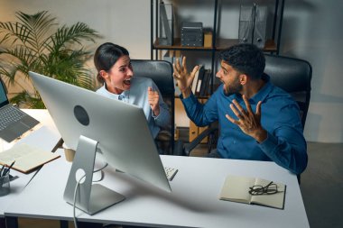 Modern Ofis Ayarlaması, Mutluluğu Kucaklama, Mesleki Başarı ve Takım Çalışmalarını Temsil Etme, İşbirliği ve Mutluluğu Kutlayan İki Meslektaş.