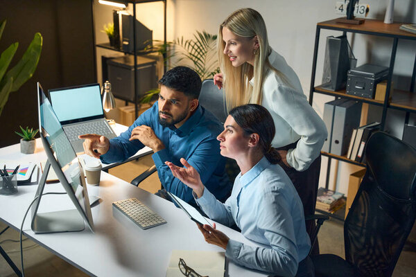 Сотрудничество по технологическим проектам в современной офисной среде, активное решение проблем и мозговой штурм при использовании компьютеров.