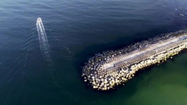 Limandan ayrılan bir geminin hava görüntüsü.